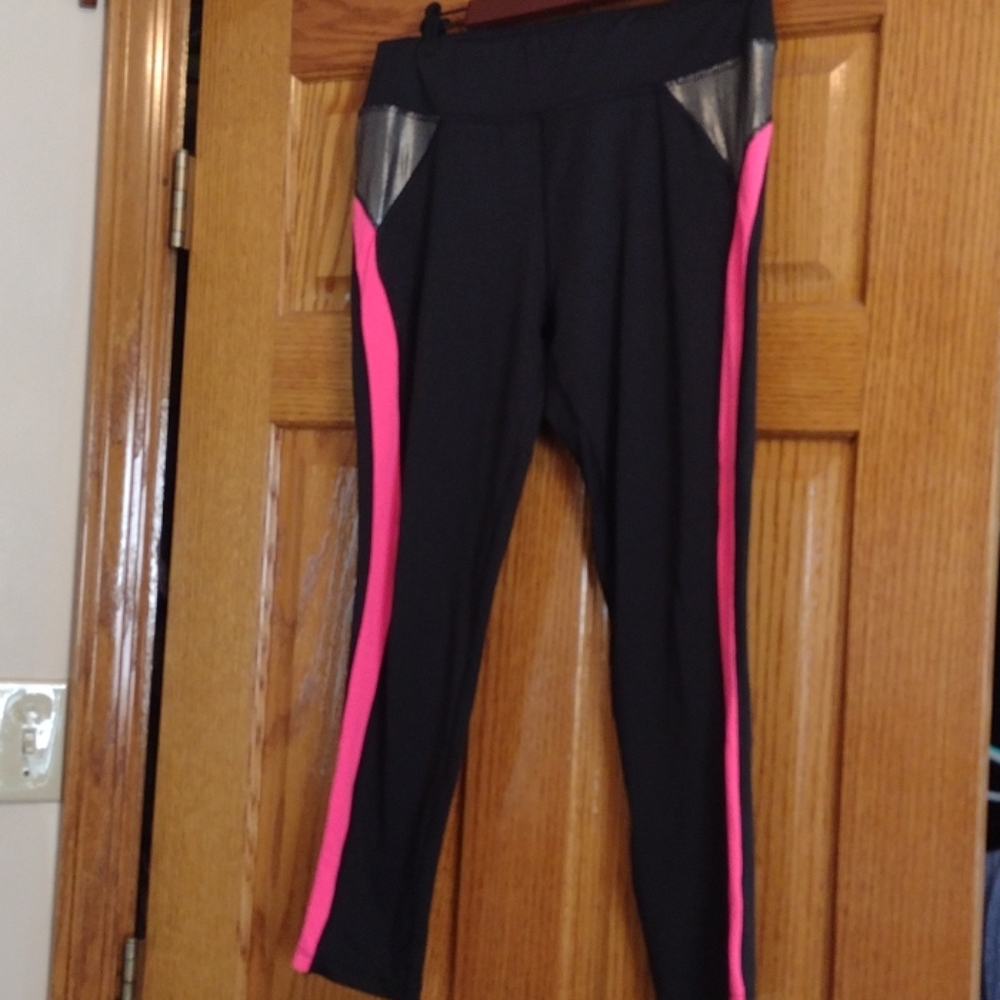Capri exercise pants. Multicolored